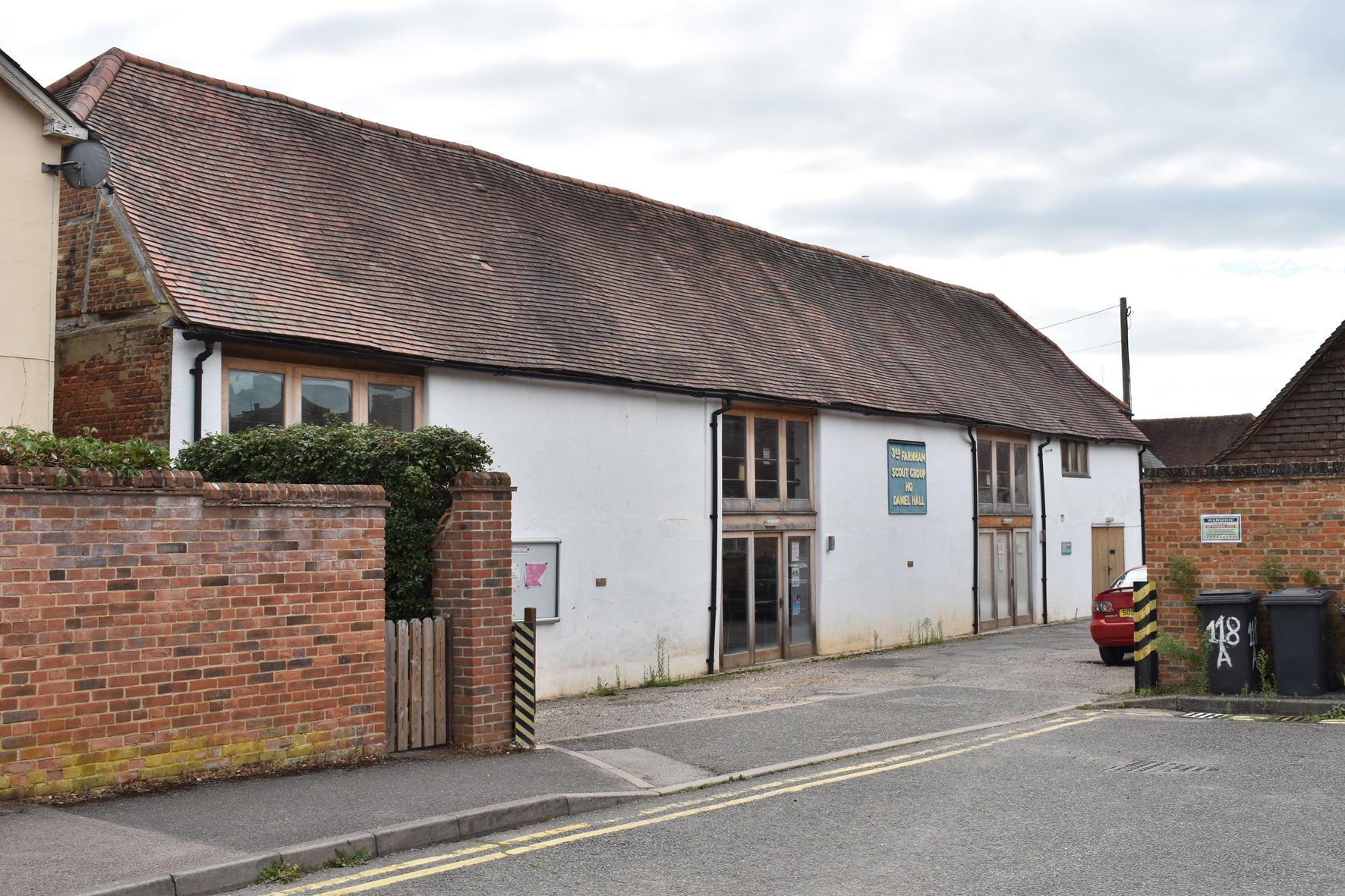 Daniel Hall, Long Garden Walk, Farnham, 2013 Surrey Archaeological
